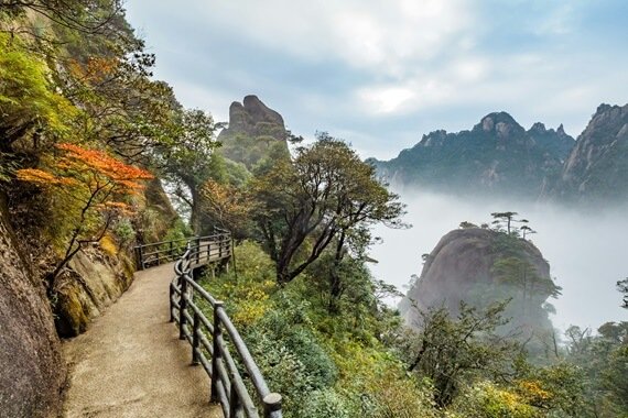 sanqing mountain showing clouds and mountain